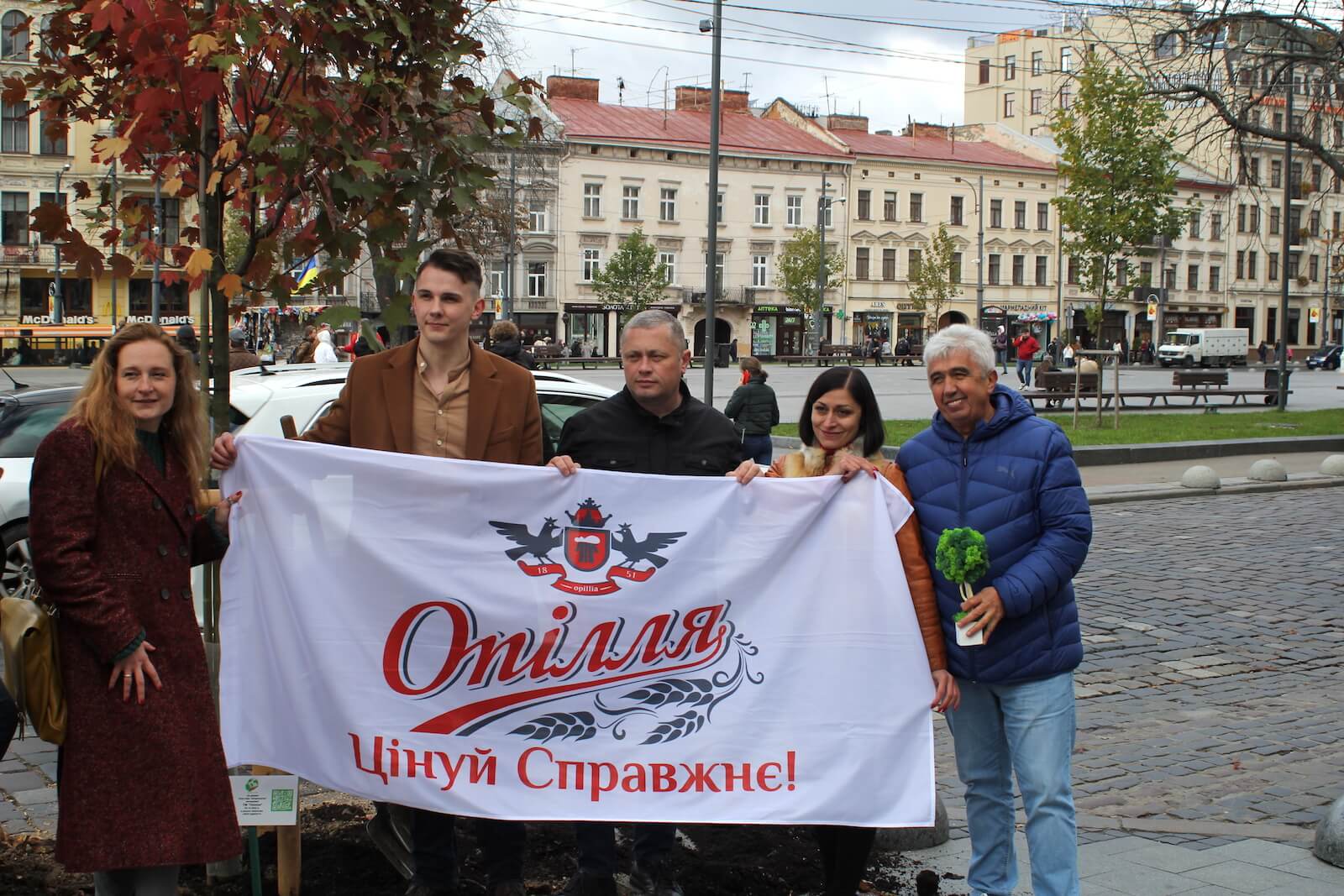 Опілля долучилось: На проспекті Свободи у Львові висадили понад 20 кленів-яворів